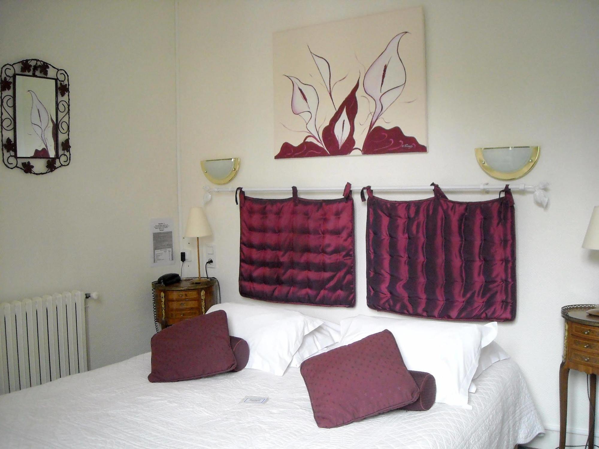 Logis Hotel Le Relais De La Poste Restaurant Le Fil Du Temps Thury-Harcourt-le-Hom Exterior foto