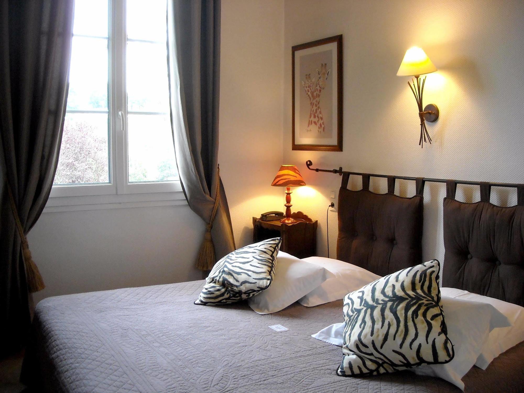 Logis Hotel Le Relais De La Poste Restaurant Le Fil Du Temps Thury-Harcourt-le-Hom Exterior foto