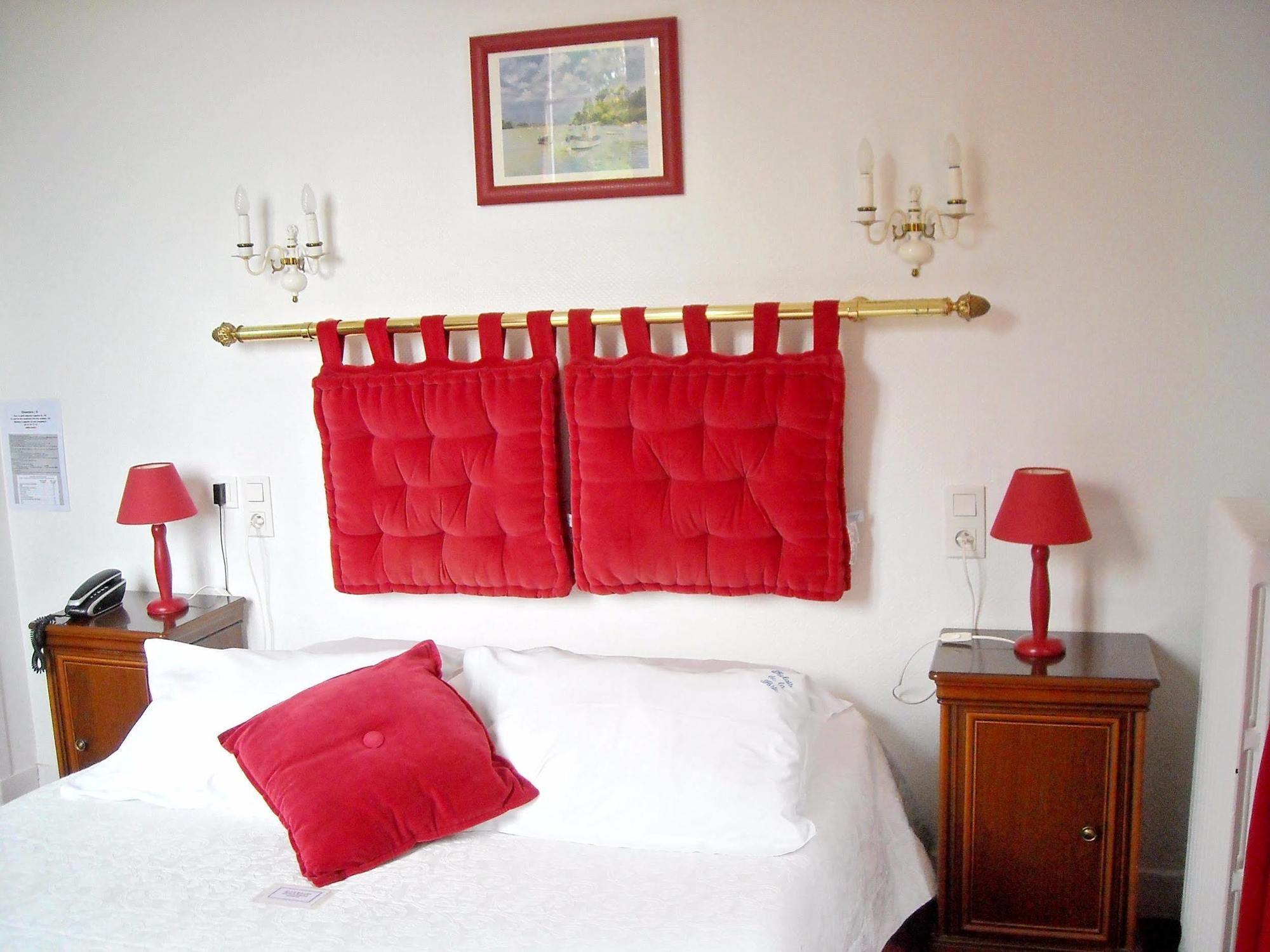 Logis Hotel Le Relais De La Poste Restaurant Le Fil Du Temps Thury-Harcourt-le-Hom Exterior foto