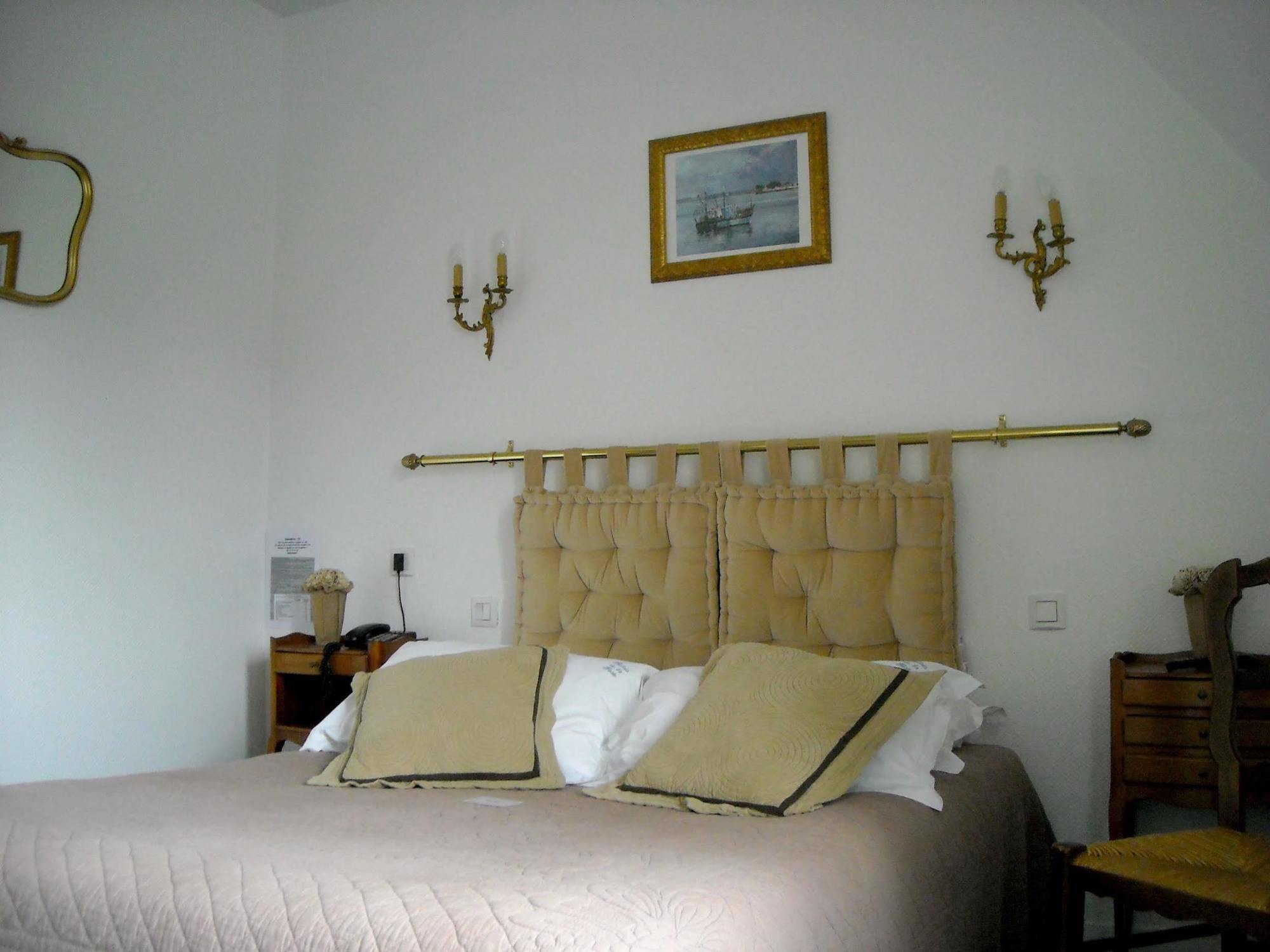 Logis Hotel Le Relais De La Poste Restaurant Le Fil Du Temps Thury-Harcourt-le-Hom Exterior foto