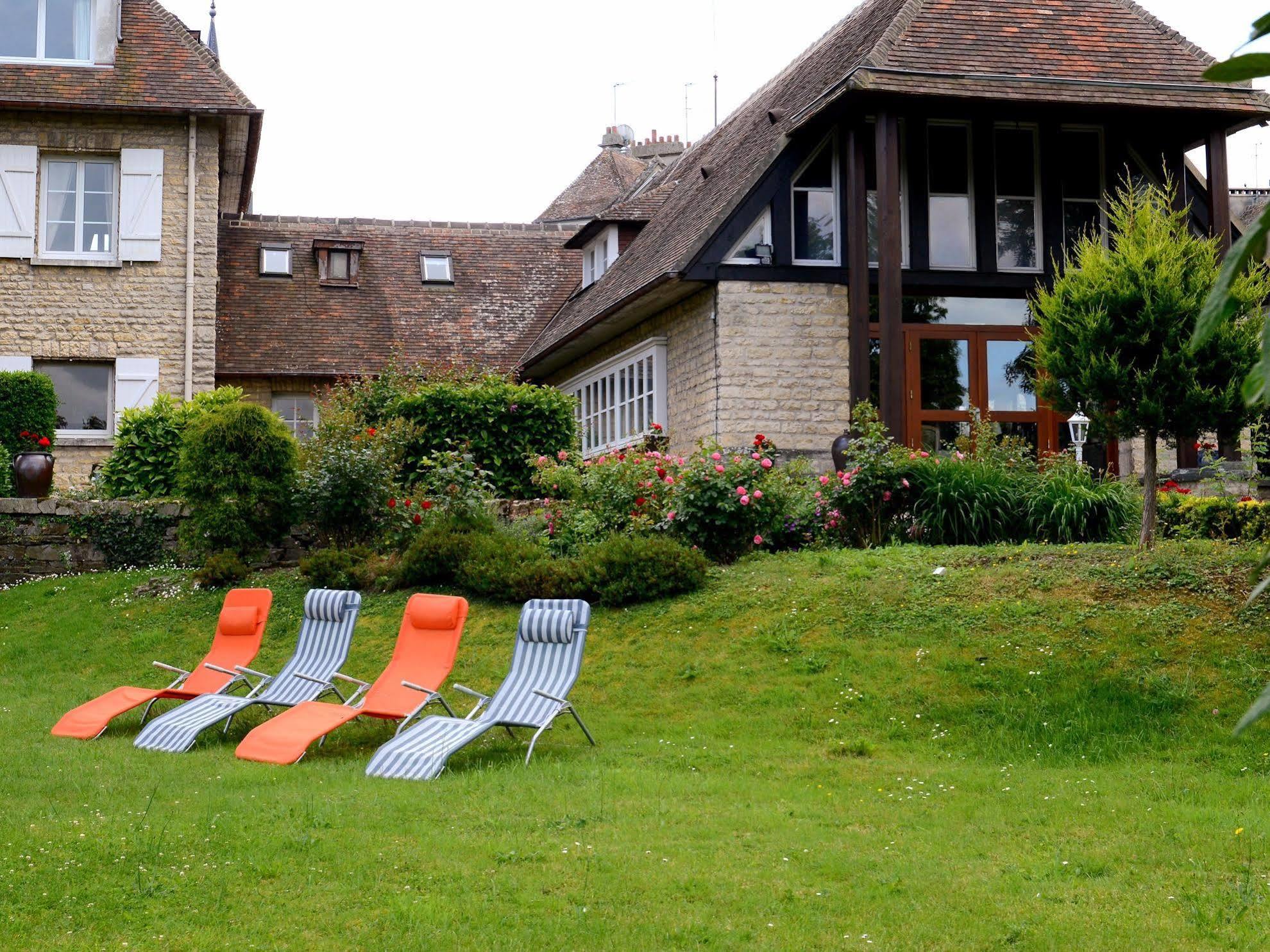 Logis Hotel Le Relais De La Poste Restaurant Le Fil Du Temps Thury-Harcourt-le-Hom Exterior foto